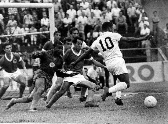 Pelé preocupa goleiro e os zagueiros do Guarani em 1971