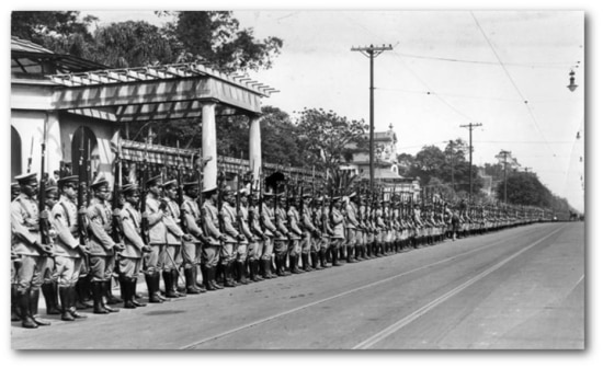  Desfile dos batalhões da Força Pública, sob o comando do General Miguel Costa, diante do Belvedere na Avenida Paulista, 5/11/1930. 