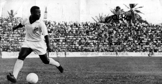  Pelé conduz o Santos ao ataque em 1970