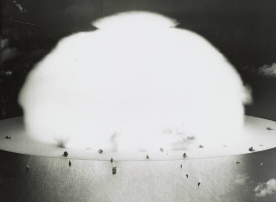 Nuvem de cogumelo formada com detonação de uma bomba atômica durante os testes nucleares no Atol de Biki, 1946.