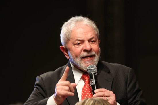 Uma família levou cartazes afirmando que o ex-presidente Luiz Inácio Lula da Silva está detido porque é corrupto e ladrão.