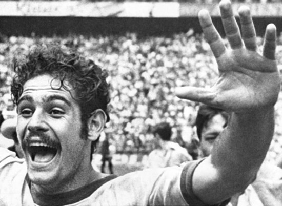 Rivelino comemora a conquista do tricampeonato da Copa do Mundo no México, 21/6/1970.