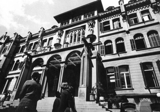 Fachada do Colégio Des Oiseaux em 1966. Alunas observam o prédio, adquirido em 1907 pelas freiras belgas da Ordem dos Regrantes de Santo Agostinho para montar a escola.nto Agostinho para montar a escola