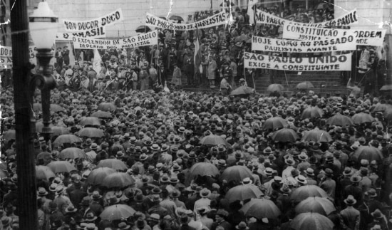  Manifestantes pedem por uma Constituição em evento realizado na Praça da Sé, 1932.
