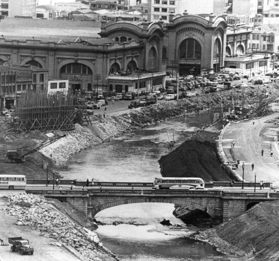 Obras de canalização do no Rio Tamanduateí na altura do Mercado Municipal em 1969. 