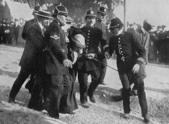Policiais prendem sufragista durante protesto pelo direito feminino ao voto, Inglaterra, 1913.