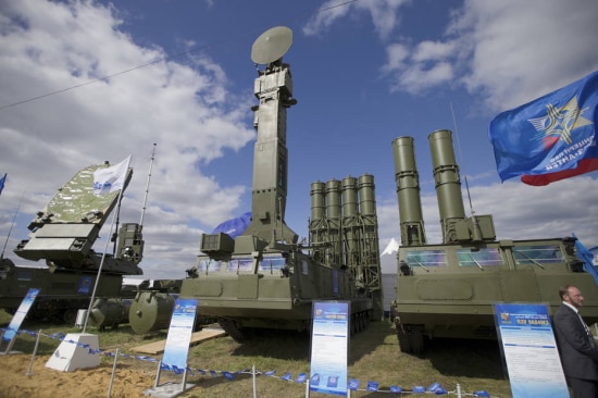 Sistema de defesa aérea russo Antey 2500 ou S-300, em foto do dia 27 de agosto de 2013