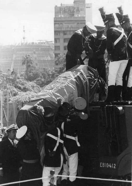 Os restos mortais de D. Pedro I chegam ao Rio de Janeiro, RJ, 22/4/1972