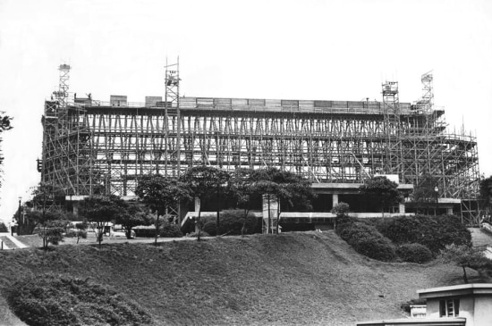 Vista da construção do Museu de Arte de São Paulo (Masp), na avenida Paulista, em 1964