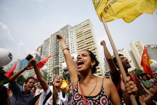 Estudantes comemoram suspensão da reorganização da rede estadual pelo governo Alckmin 