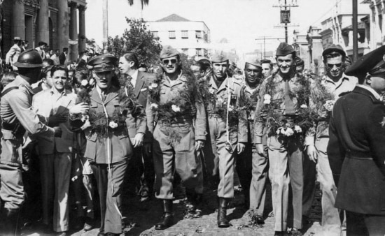 Soldados da FEB (Força Expedicionária Brasileira) são saudados ao voltarem da 2ª Guerra, Piracicaba, SP. 23/8/1945. 
