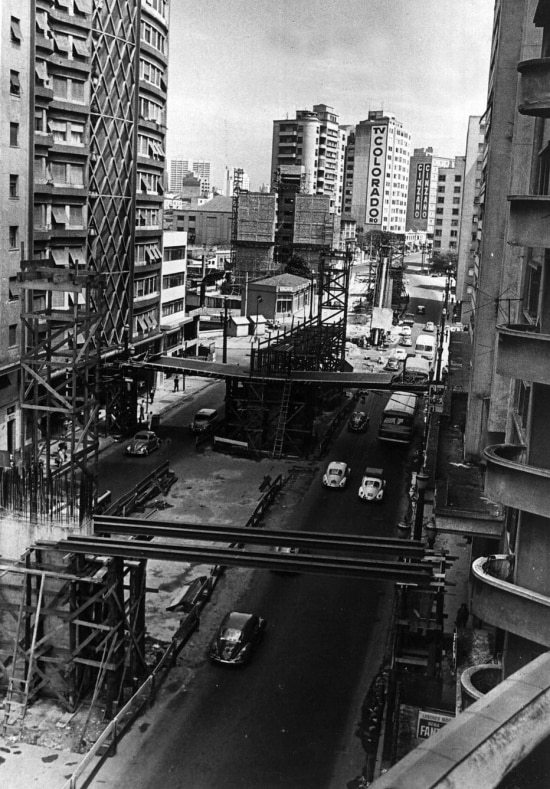 Vista aérea da Avenida General Olímpio da Silveira e da construção do "Minhocão",  atual Elevado Presidente João Goulart, no Centro de São Paulo, 27/4/1970 