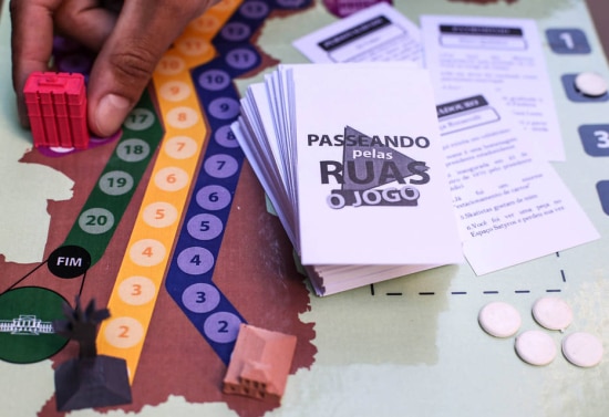 Com fomento do Município, o jogo tem tiragem de cem unidades e será majoritariamente distribuído em escolas públicas. Foto: Werther Santana / Estadão.