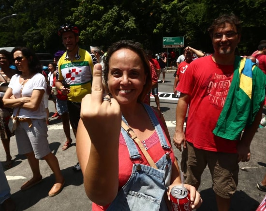 Lurian Lula da Silva, filha do ex-presidente Lula, mostra o dedo, dizendo que não fala com a mídia golpista