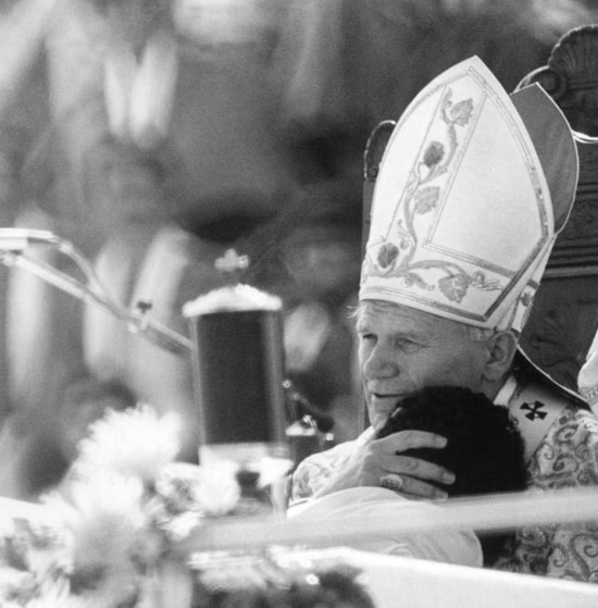 O papa João Paulo II abençoa um garoto durante sua visita a São Paulo, SP. 04/7/1980. 