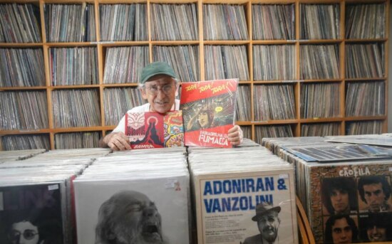 Werther Santana|Estadão Luiz Calanca, da loja de vinis Baratos Afins, na Galeria do Rock