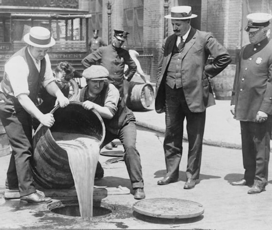 Agentes da Lei Seca destroem bebida ilegal em Nova York, durante os anos da Lei Seca. 
REUTERS/Library of Congress