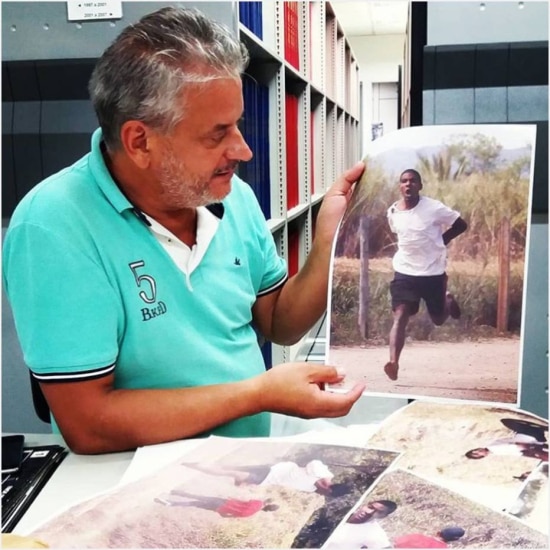 O fotógrafo Epitacio Pessoa com uma das fotos com as quais ganhou o Prêmio Esso de Jornalismo