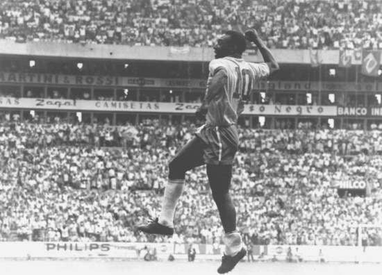 Em partida realizada durante a Copa de 70, Pelé comemora gol contra a Checoslováquia com um soco no ar, gesto que criou logo no início da carreira, em uma partida contra o Juventus, e se tornou sua marca registrada