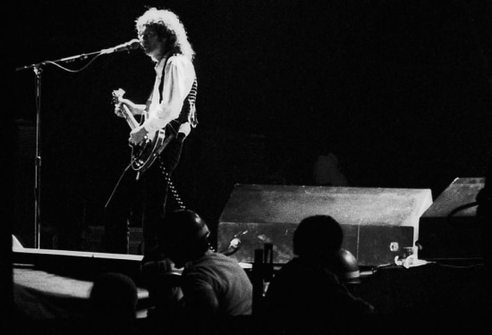 Brian May no show do Queen no Brasil em 1981. 