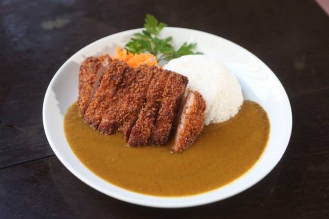 Tonkatsu com gohan e molho curry.