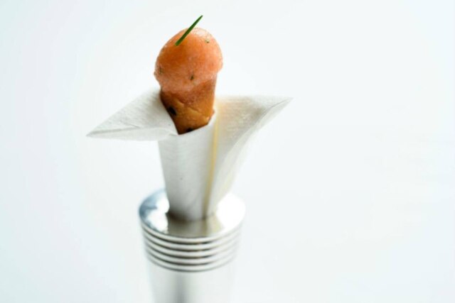 Karsten Moran|New York Times Criação de Keller, 'o tartar de salmão com crème-frâiche vem servido em um cone de sorvete do tamanho de uma pilha AAA'.