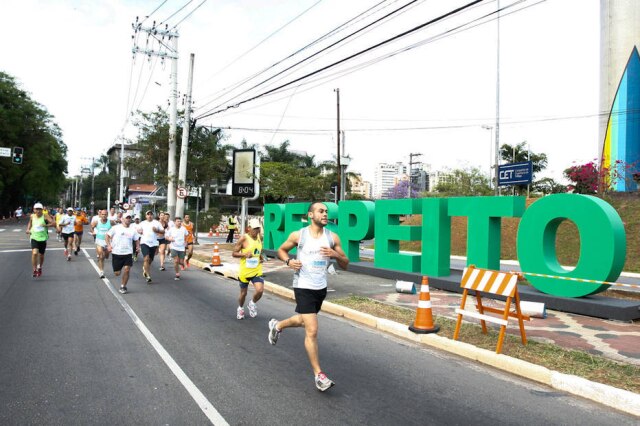 Divulgação Antes de correr, é importante se hidratar e ingerir glicose para aguentar o exercício