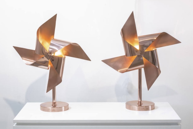 Zeca Wittner/Divulgação As luminária Cata-Vento, de Bianca Barbaro, realmente giram como o brinquedo. Feitas de cobre, foram pensadar para a Made. "A feira tem como ideia associar design e arte e isso envolve emoção", diz a designer