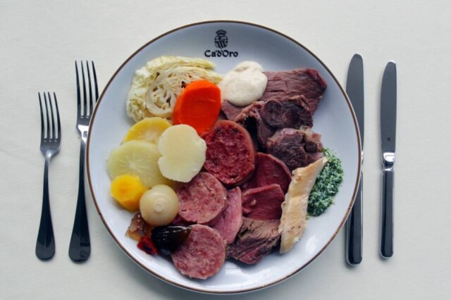Sergio Castro|Estadão Gran bollito misto. Prato mais célebre do restaurante, o cozido de estilo italiano leva zampone, cotechino, língua, picanha e presunto. É servido no carrinho e acompanhado de três molhos
