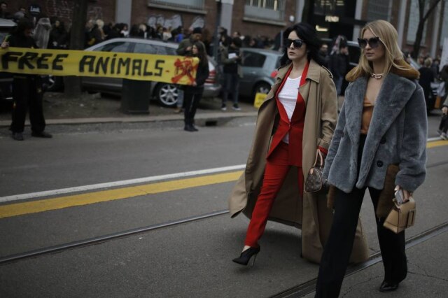 AFP PHOTO / Marco BERTORELLO Ativistas protestaram na frente do desfile