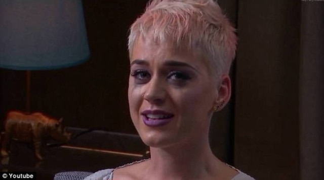 Katy Perry chora copiosamente ao revelar em reality show que já pensou em suicídio