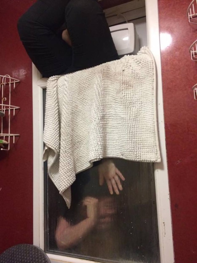 Liam Smyth Ginasta amadora, a mulher achou possível recuperar o pacote que tinha jogado pela janela.