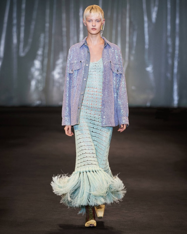 Instagram/ @acnestudios Álém das franjas, a passarela da Acne Studios trouxe diversos tons pastel