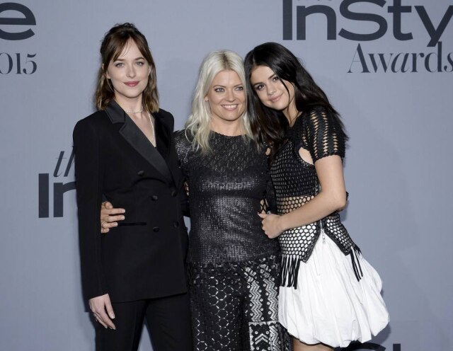 REUTERS/Kevork Djansezian Dakota Johnson, a stylist Kate Young e Selena Gomez
