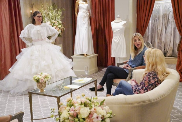 Warner Bros./Divulgação Amy, de noiva, Penny e Bernadette nos preparativos para o casamento da neurobióloga com Sheldon Cooper.