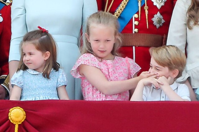 AFP PHOTO / Daniel LEAL-OLIVAS Savannah Phillips já havia pedido silêncio ao Príncipe George mas, aparentemente, foi ignorada. Ela, então, colocou a mão na boca dele.