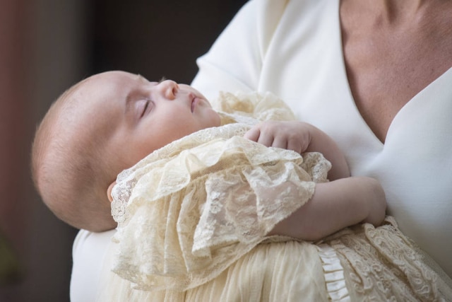 Dominic Lipinski/Pool Photo via AP Kate Middleton com o filho, príncipe Louis, no colo, durante o seu batizado.