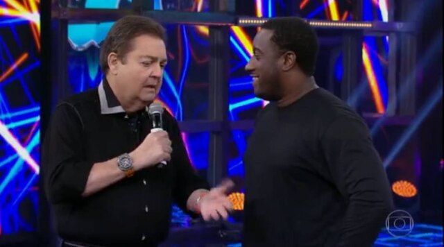 Reprodução de cena do programa 'Domingão do Faustão'/Globo O apresentador Fausto Silva promoveu um auxiliar de câmera ao vivo durante o 'Domingão do Faustão' no domingo, 29