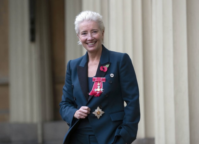 Jonathan Brady/Pool via AP Emma Thompson do lado de fora do Palácio de Buckingham, em Londres, após receber título de dama do império britânico