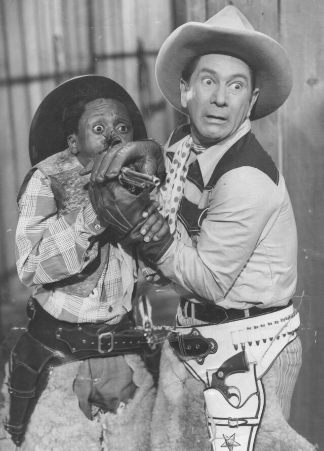 Arquivo / Estadão Grande Otelo ao lado de Oscarito, morto em 1970, em cena do filme 'Matar ou Correr' (1954).