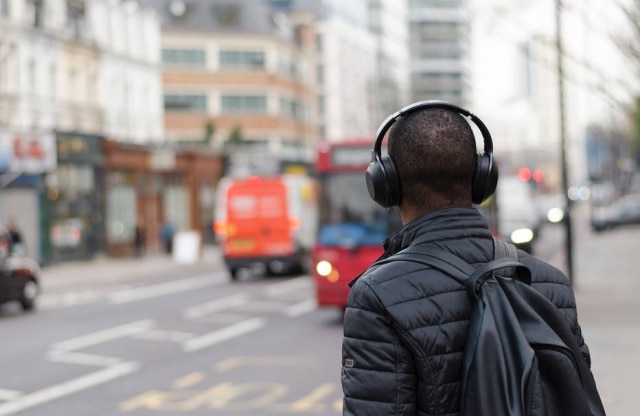StockSnap/Pixabay Audição de mais de um bilhão de jovens está ameaçada.