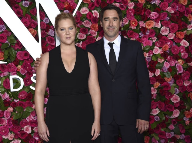 Evan Agostini/Invision/AP A comediante Amy Schumer e o marido Chris Fischer.