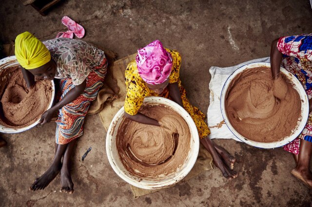 Jessica Sarkodie/ The Body Shop A produção artesanal da manteiga de karité é composta por 18 fases