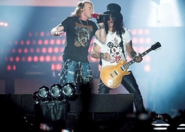 Scanpix Denmark/Mads Joakim Rimer Rasmussen via REUTERS Axl Rose e Slash, da banda Guns N' Roses, durante show em Copenhague, em 2017.