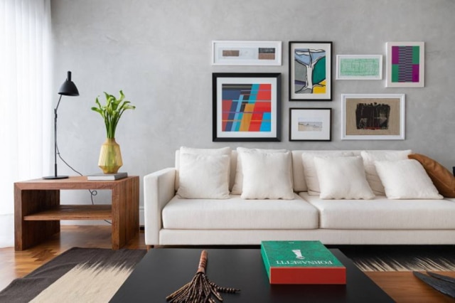Lufe Gomes A sala é o lugar da casa que melhor resume a personalidade do morador. Por isso, sua decoração deve ser harmônica e nunca impessoal. Assim, invista em almofadas, porta-retratos, plantas e objetos decorativos da sua preferência. Sendo coerente, claro, com as cores e usos de cada espaço
