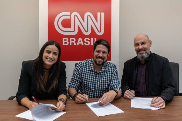 CNN Brasil / Divulgação Phelipe Siani e Mari Palma assinam contrato com a CNN Brasil, em foto ao lado de Douglas Tavolaro, CEO do canal.