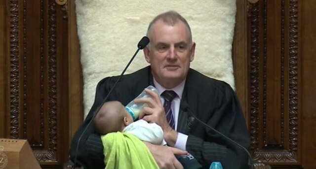 Twitter / @SpeakerTrevor Trevor Mallard com o filho de um colega da Casa.