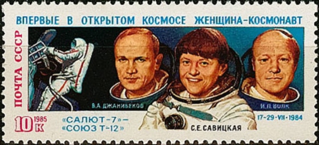 Reprodução Os astronautas Vladimir Djanibekov, Svetlana Savitskaya e Igor Volk são homenageados em selo postal de 1985