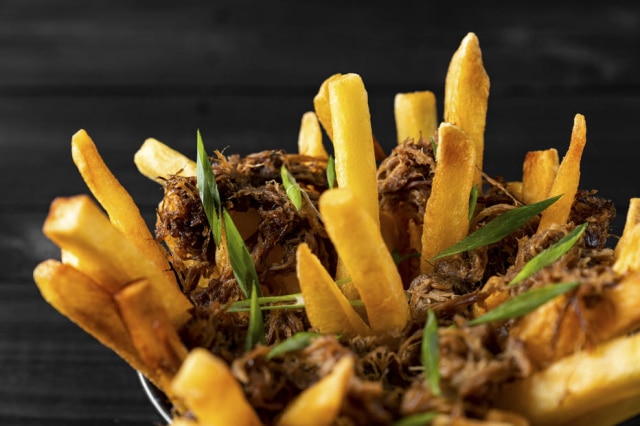 Rubens Kato Rib fries da Fat Cow, com costela desfiada e sour cream.