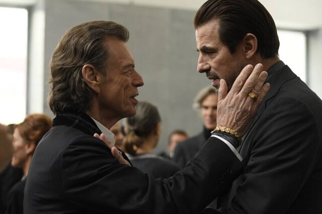 Mick Jagger e Claes Bang em cena do filme 'The Burnt Orange Heresy'